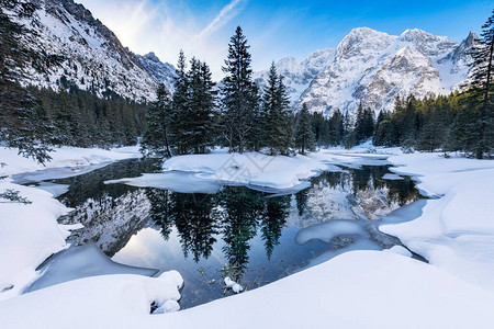 冬天山的美丽风景图片