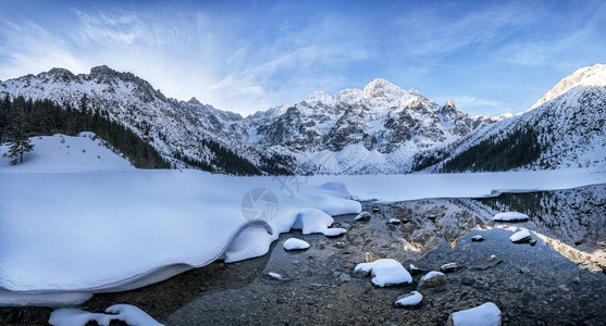 冬天山的美丽全景图片