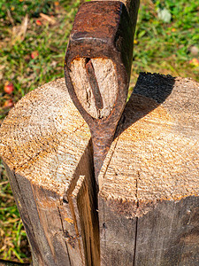 用带木柄的铁斧砍木头手动工具为取暖季节准备柴火砍伐木材工业环境保护伐图片