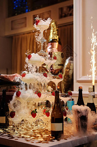 用于活动派对或婚礼的香槟杯在散景背的派对上庆祝的香槟杯金图片