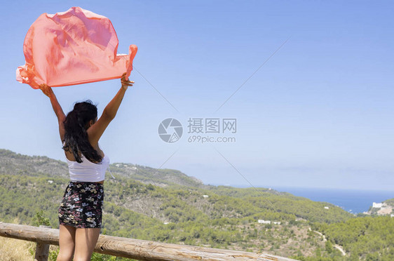 戴着粉色围巾象征抗癌的女人图片