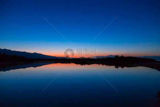 海上太阳的黎明山后初升的太阳图片