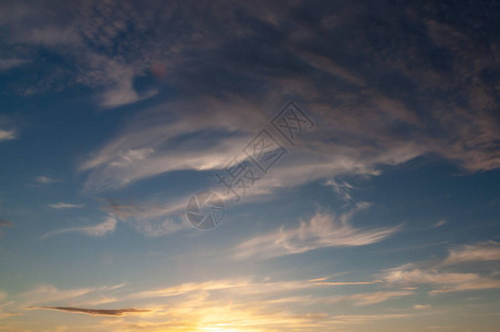 夕阳余晖下傍晚天空中的羽毛云图片