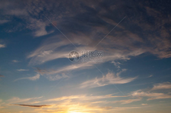 夕阳余晖下傍晚天空中的羽毛云图片