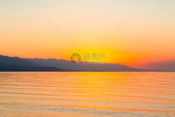 海上太阳的黎明山后初升的太阳图片