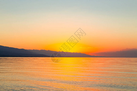 海上太阳的黎明山后初升的太阳背景图片