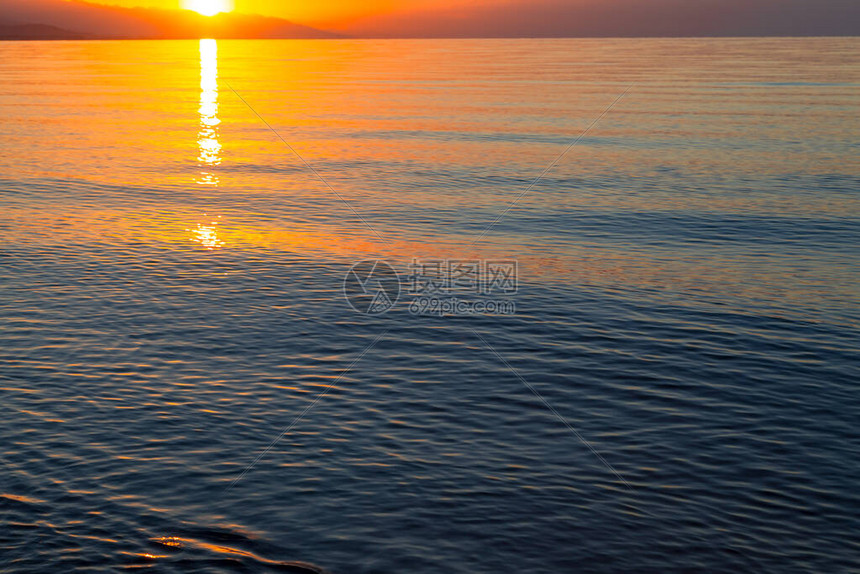 海上太阳的黎明山后初升的太阳图片