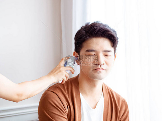 年轻亚洲人戴外科面具并图片