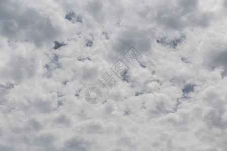 白云覆盖的天空图片