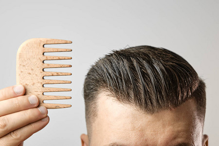 男人用木梳子头发图片