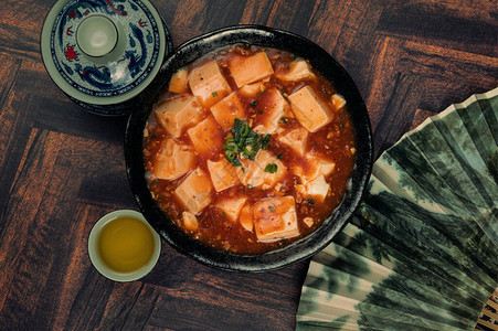 传统食物的原料马波豆腐装着茶杯还有木制背景的图片
