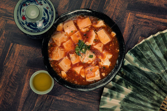 传统食物的原料马波豆腐装着茶杯还有木制背景的图片
