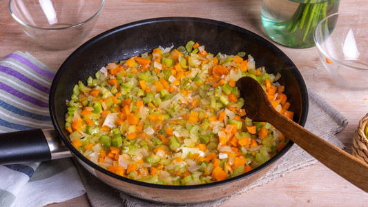 准备油炸蔬菜填料洋葱胡萝卜和大菜备好米雷波利斯或Soffri图片