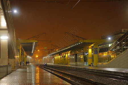 午夜雨天夜图片