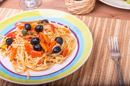 素食意大利面配蔬菜意大利面配甜椒西红柿和橄榄图片