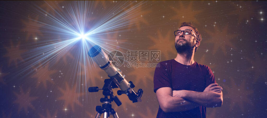 业余天文学家用望远镜观察恒星天文学图片