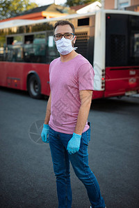 戴着医用防护面罩和手套的男子在公图片