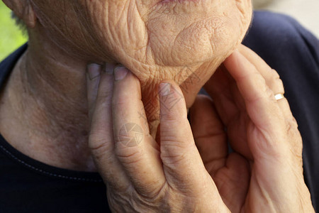 老年妇女触摸喉咙喉咙痛三联苯基图片
