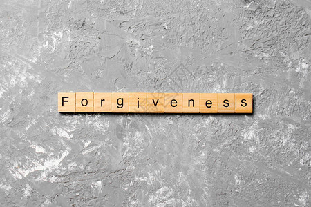 宽恕的文字写在木块上原谅文本放图片