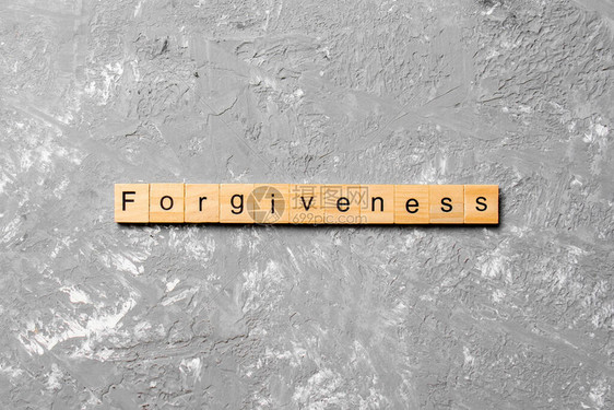 宽恕的文字写在木块上原谅文本放图片