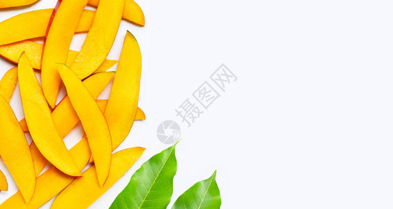 热带水果白色背景的芒果片顶视图图片
