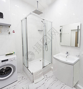 带淋浴和洗衣机的白色洗手间巴黎2020图片