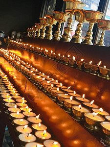 藏传佛教中的供灯象征着佛陀的开悟光明和启蒙驱散了覆盖心灵真实本质的无明黑暗酥油灯是喜马拉雅山寺庙的背景图片