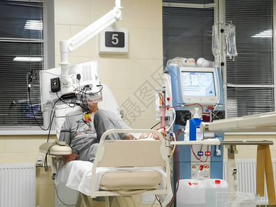 血净化血液透析病人在工肾脏装置上接受肾替换疗法图片
