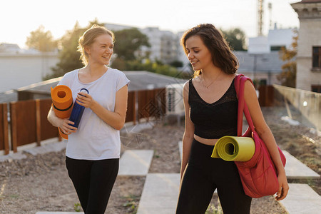 两个穿着运动服的年轻美女去做运动训练体操瑜伽健康的运动生活方式概图片