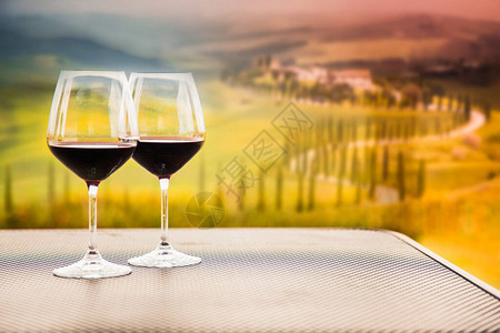 两杯红葡萄酒对抗托斯卡图片