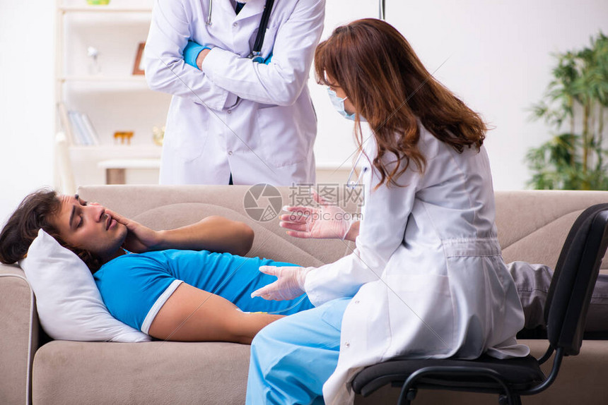 两位医生在家探望病人高清图片下载-正版图片506714751-摄图网