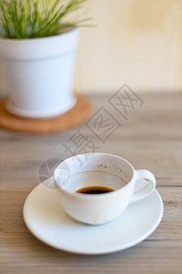 厨房木制柜台的脏咖啡杯和碟子图片