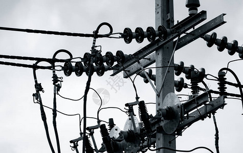 通过电网传输电力的三相电力黑白场景支持制造业的电力高压电线杆和电线图片