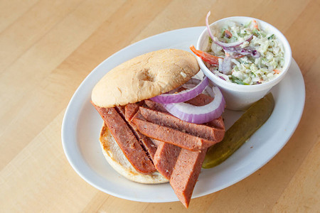 美味的香肠汉堡配红洋葱和冷慢图片