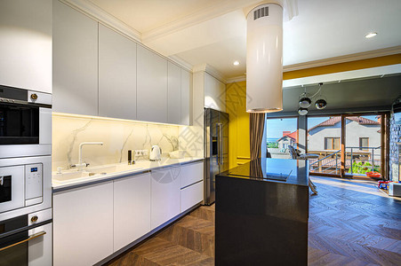 现代奢华式厨房和餐室家庭住宅图片
