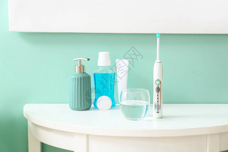 在浴室的桌子上设置口腔卫生图片