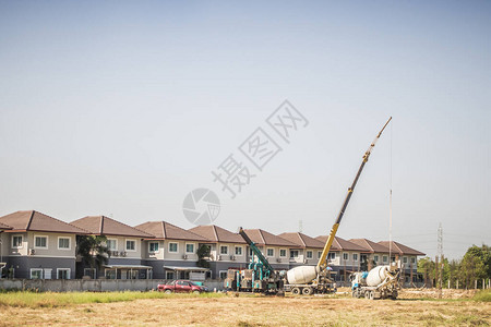 在建筑工地用吊车建造房屋图片