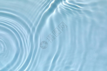 模糊的透明蓝色清澈平静的水面纹理图片