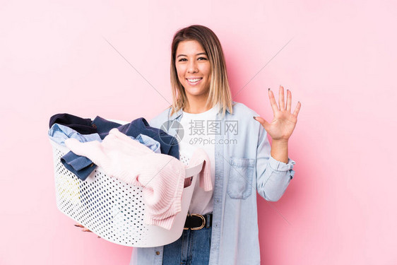 年轻caucasian女人拿起脏衣服图片