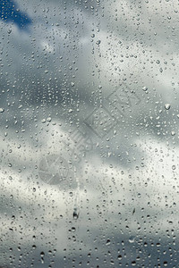 关闭与雨滴落下的窗口专注于雨滴雨天在外窗玻璃上滴落图片