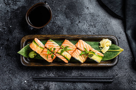 费城寿司卷配鲑鱼鳄梨奶油酪寿司菜单日本食品黑色图片