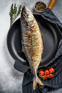 烤黄尾鱼日本的黄蜂在锅里灰色背景图片
