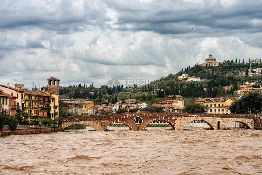 维罗纳庞特皮耶特拉Stone桥伊世纪公元前一百零年代和阿迪格河在几次暴风雨过图片