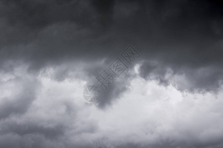恶劣天气期间的乌云设计背景图片