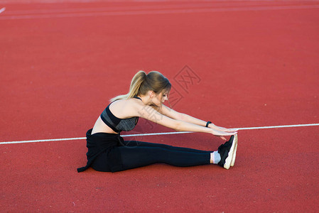 参加运动服装运动的年轻美丽的女子运动员正在训练和跑步图片