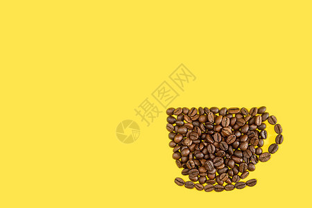 一个杯子和碟子在黄色背景上排列着咖啡豆咖啡店咖啡馆的创意概念顶视图图片