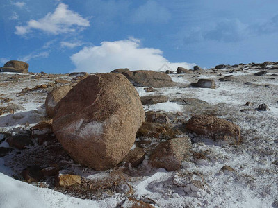 山顶大岩石图片