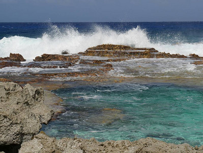 北马里亚纳群岛罗塔的游泳洞的大镜头其背景是坠落图片