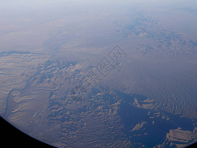 从飞机窗口看到亚利桑那州地形的宽空景象图片