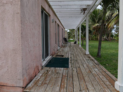 热带岛屿海洋附近一个公寓后面的木阳图片